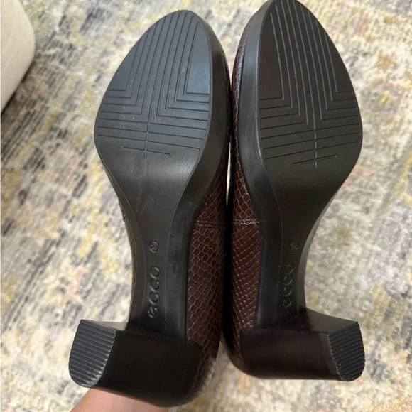 Ecco Ankle Boots Womens Brown Leather Snake Print Heeled Size 8.5 Minimalist - Picture 3 of 11